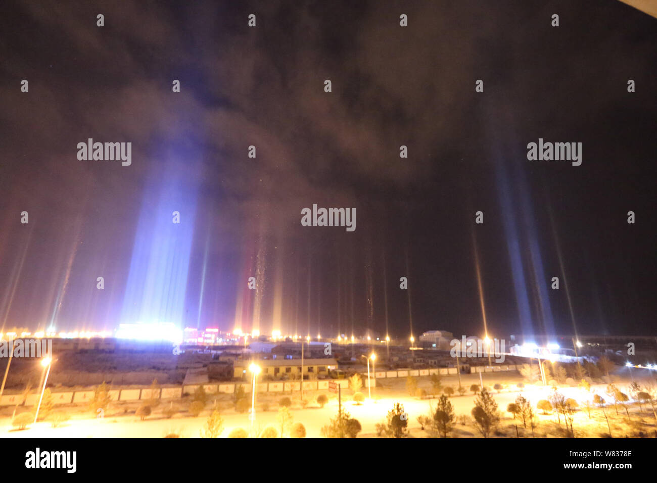 Ansicht eines Sun Säule oder Lichtsäule in Stadt, Erenhot Xilingol Liga, North China Autonome Region Innere Mongolei, 26. Dezember 2016. Ein Sun pilla Stockfoto