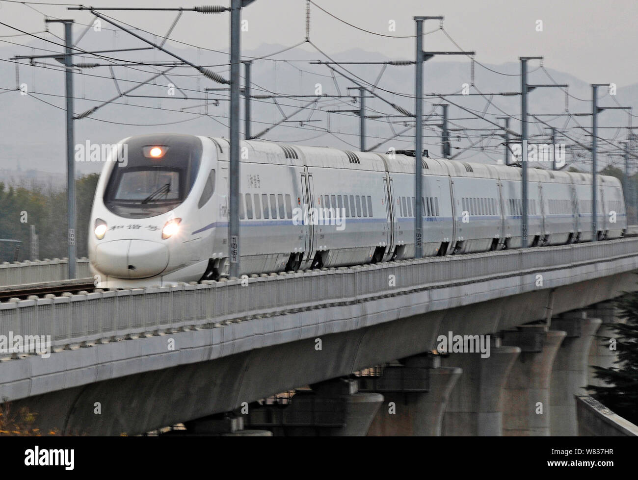Eine CRH (China Railway High speed) Bullet Zug fährt auf der Qingrong