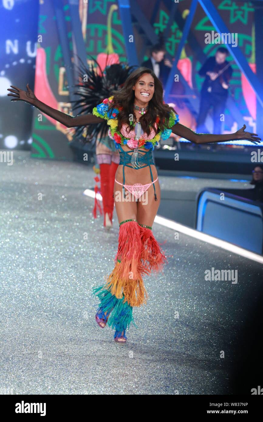 Französische Modell Cindy Bruna zeigt eine neue Schöpfung während der Victoria's Secret Fashion Show 2016 in Paris, Frankreich, 30. November 2016. Stockfoto