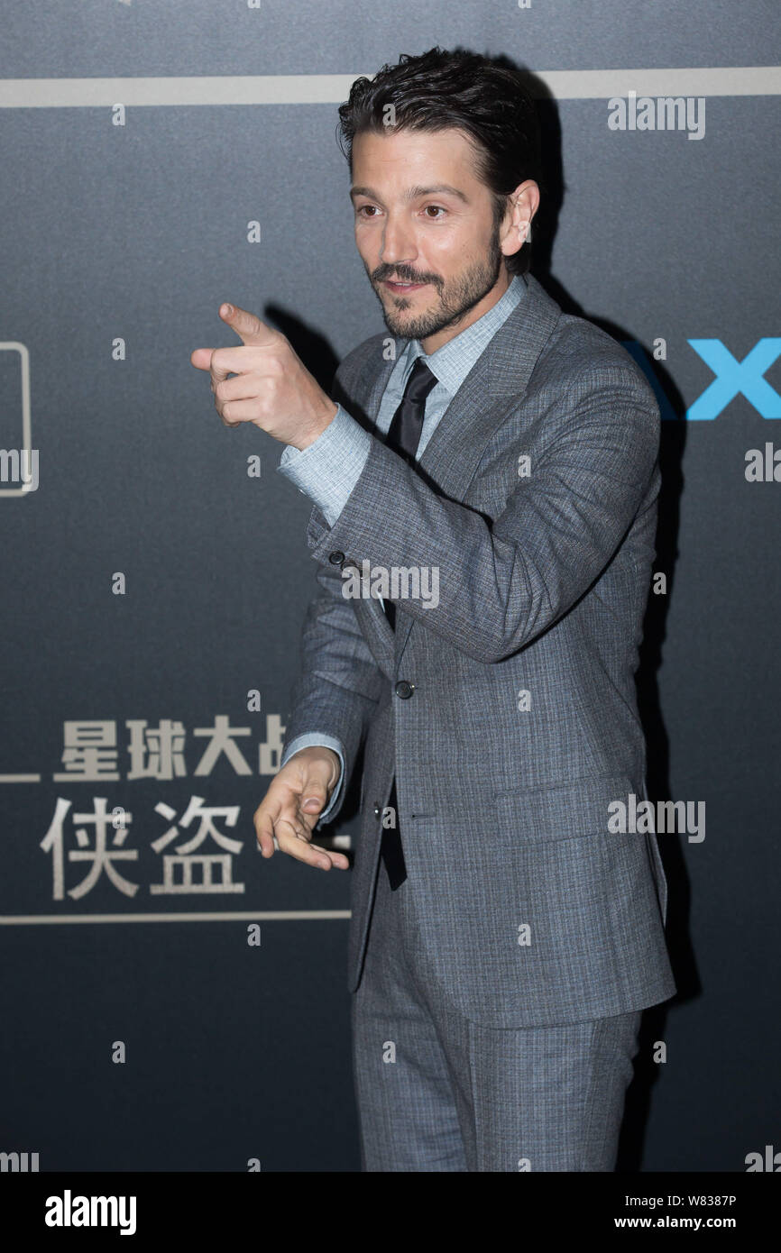 Der mexikanische Schauspieler Diego Luna kommt an eine Premiere für seinen Film "Schurkenstaaten: ein Star Wars Story' in Peking, China, 21. Dezember 2016. Stockfoto