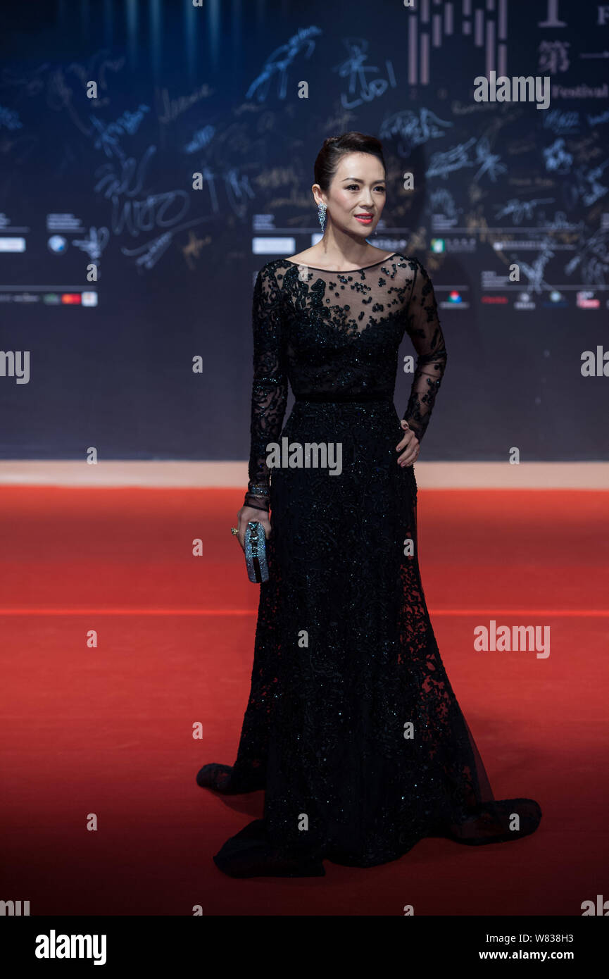 Chinesische Schauspielerin Zhang Ziyi kommt auf den roten Teppich für den 1. Internationalen Film Festivals und Auszeichnungen Macau in Macau, China, 8. Dezember 2016. Stockfoto