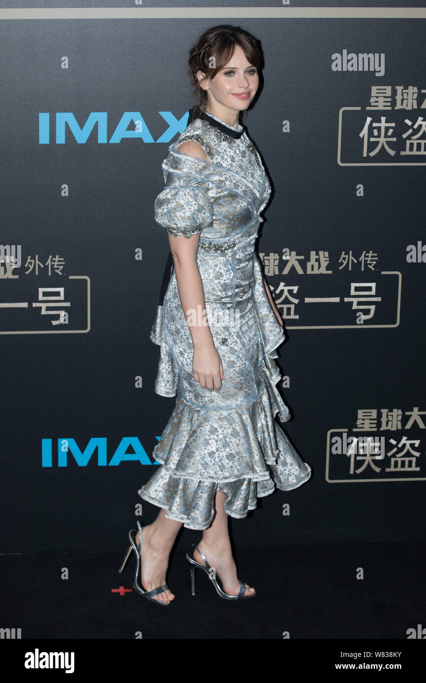 Englische Schauspielerin Felicity Jones kommt an eine Premiere für ihren Film "Schurkenstaaten: ein Star Wars Story' in Peking, China, 21. Dezember 2016. Stockfoto