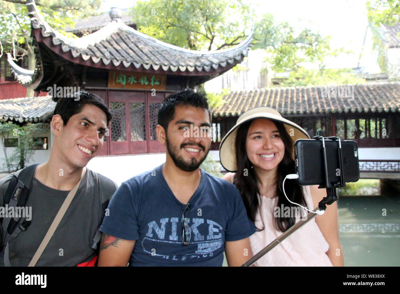 ------ Ausländische Touristen posieren für Fotos in der Zhuozheng Garten in Suzhou, Provinz Jiangsu, China, 22. September 2016. China hat sich Stockfoto