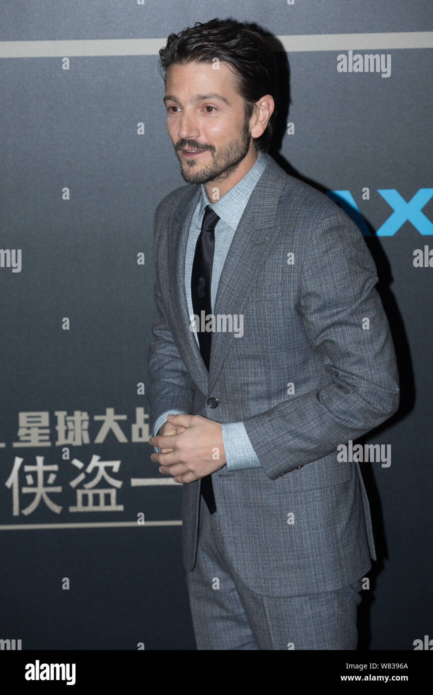 Der mexikanische Schauspieler Diego Luna kommt an eine Premiere für seinen Film "Schurkenstaaten: ein Star Wars Story' in Peking, China, 21. Dezember 2016. Stockfoto
