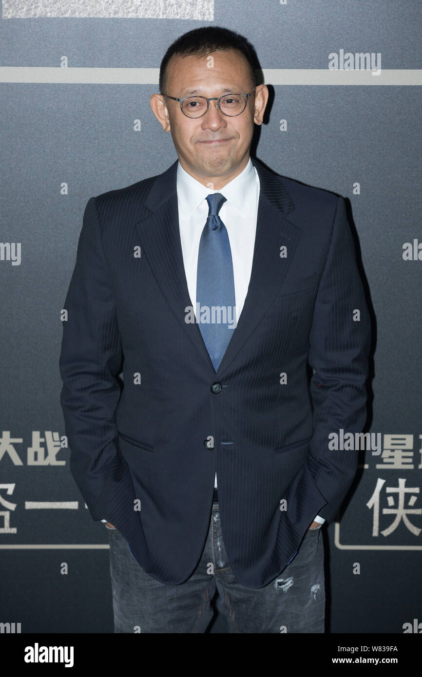 Chinesische Schauspieler Jiang Wen kommt an eine Premiere für seinen Film "Schurkenstaaten: ein Star Wars Story' in Peking, China, 21. Dezember 2016. Stockfoto