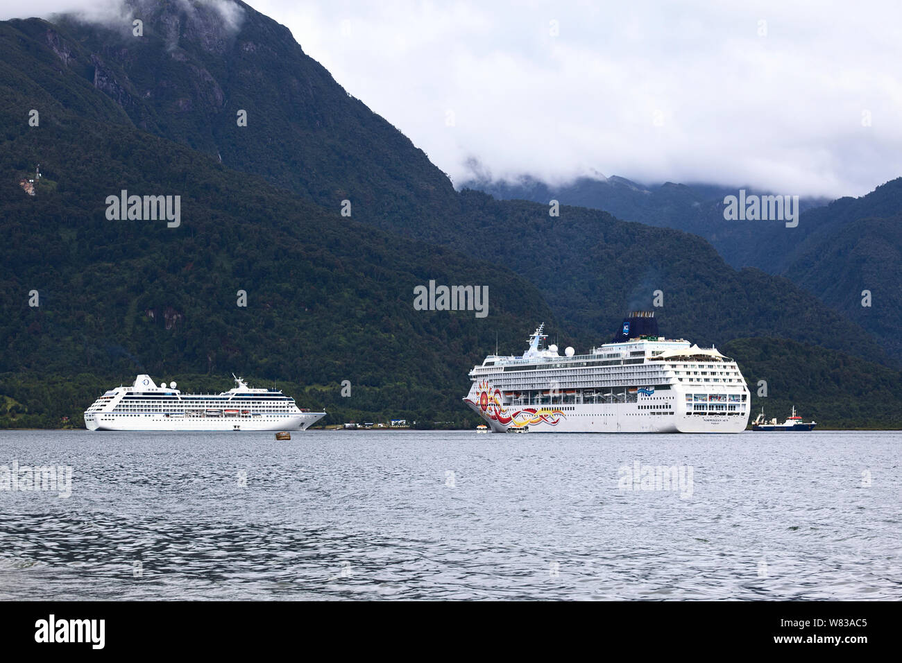 PUERTO CHACABUCO, CHILE - 16. FEBRUAR 2016: Kreuzfahrtschiffe in Aisen Fjord bei Puerto Chacabuco, Region Aysen, Chile Stockfoto