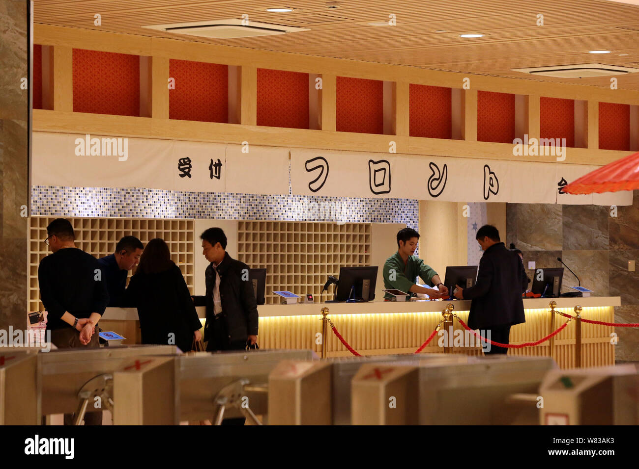 Chinesische Kunden besuchen die Dajianghu Hot Spring Resort, eine Kopie von Japans Ooedo-Onsen-Monogatari, in Shanghai, China, 27. Dezember 2016. Alles Stockfoto