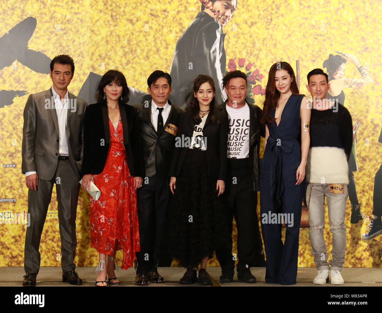 Cast Mitglieder nehmen an einer Charity Premiere für ee'S ihren neuen Film, den Sie morgen" in Hongkong, China, 22. Dezember 2016. Stockfoto