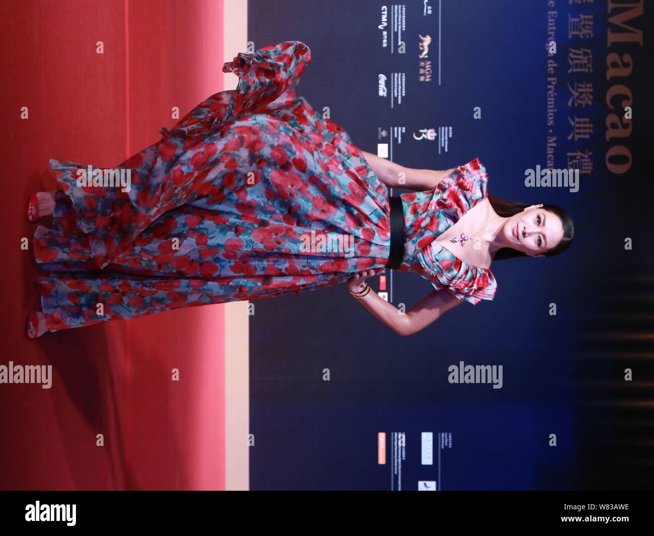 Hong Kong Modell Sophia Kao kommt auf den roten Teppich für die Preisverleihung des 1. Internationalen Film Festivals und Auszeichnungen Macau in Macau, C Stockfoto