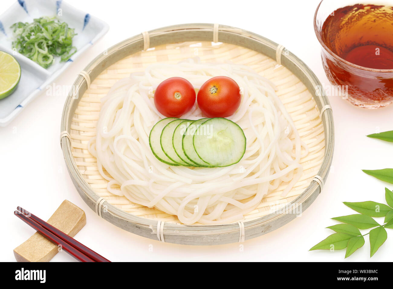 Japanische somen Nudeln in einem Bambus Schale mit Sojasauce auf weiem  Hintergrund Stockfotografie - Alamy