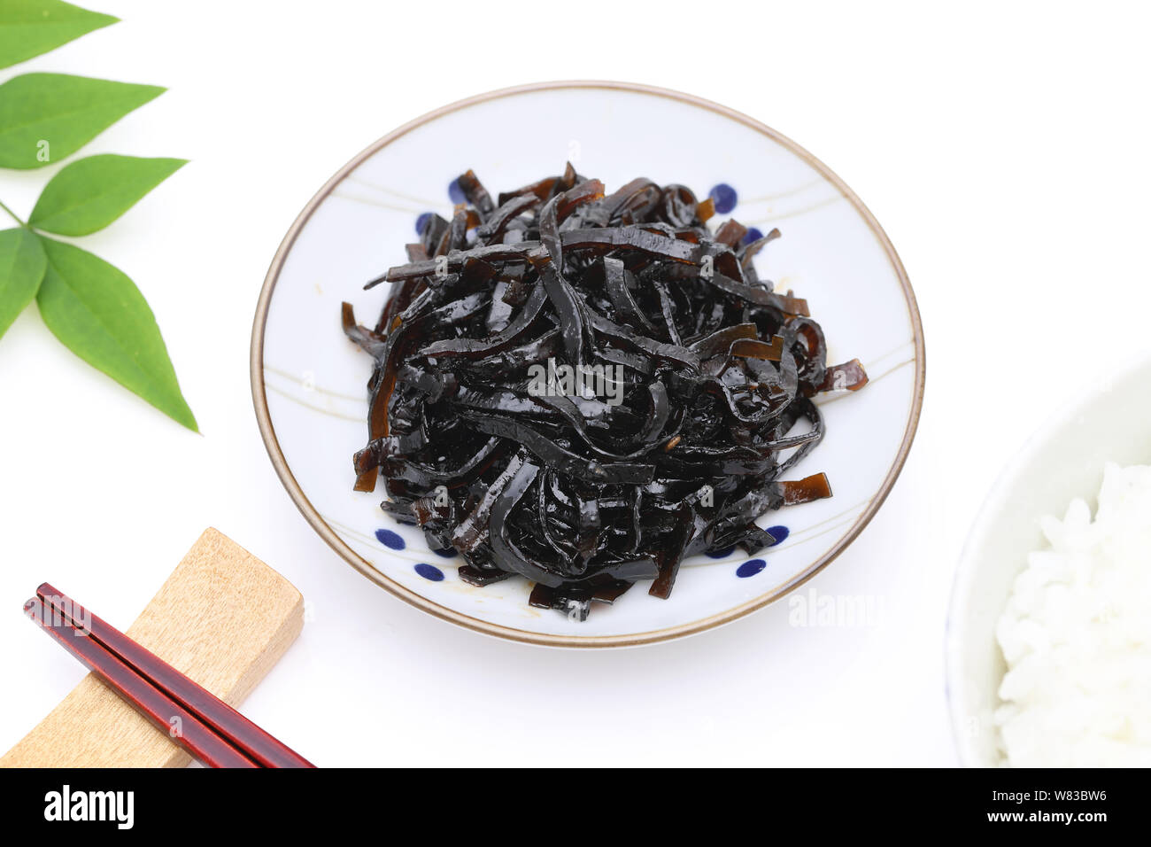 Japanisches Essen, Tsukudani Algen konbu in einer Schale auf weißem Hintergrund Stockfoto