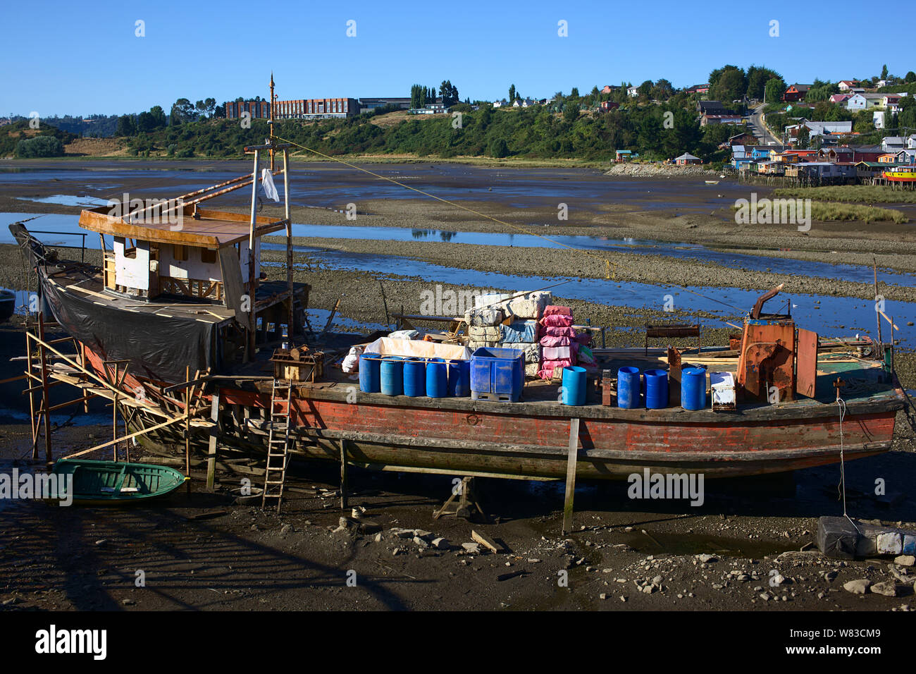 CASTRO, CHILE - Februar 6, 2016: Alte hölzerne Schiff bei Ebbe im Flussbett des Gamboa Fluss in Castro, Chiloé Archipel in Chile Stockfoto