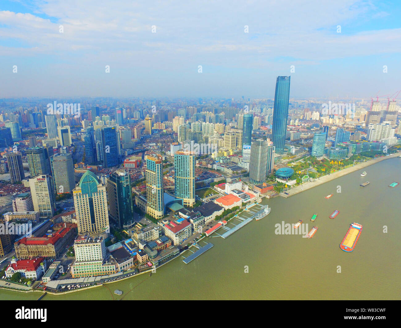 Skyline auf den Huangpu Fluß und Puxi mit dem Weißen Magnolia Plaza, am höchsten, und andere Hochhäuser und Wolkenkratzer in Shanghai, China, 9. Dezember Stockfoto