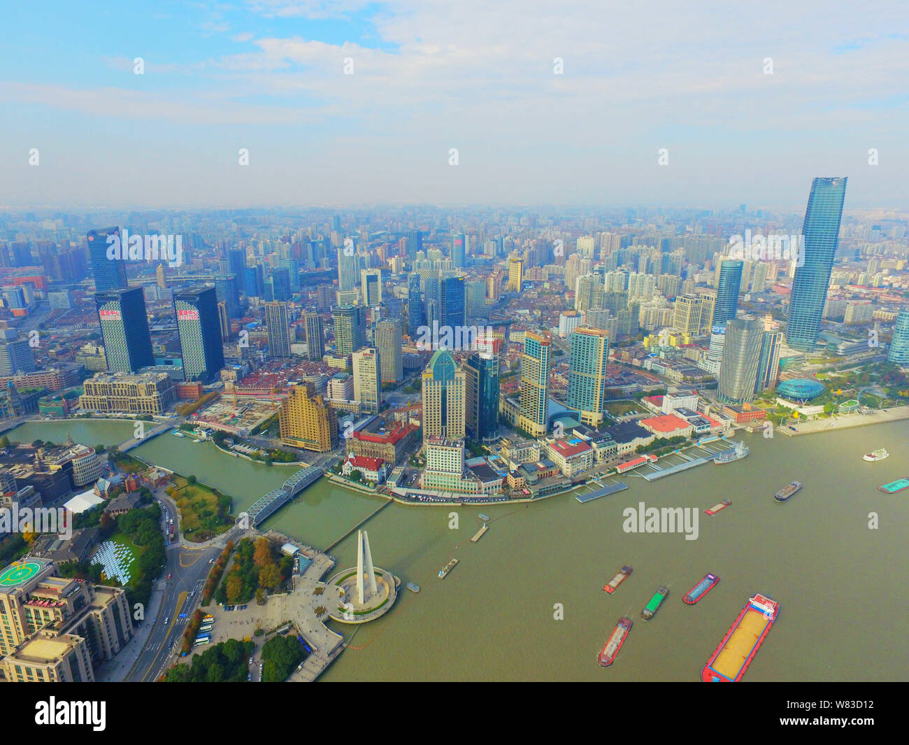 Skyline auf den Huangpu Fluß und Puxi mit dem Weißen Magnolia Plaza, am höchsten, und andere Hochhäuser und Wolkenkratzer in Shanghai, China, 9. Dezember Stockfoto