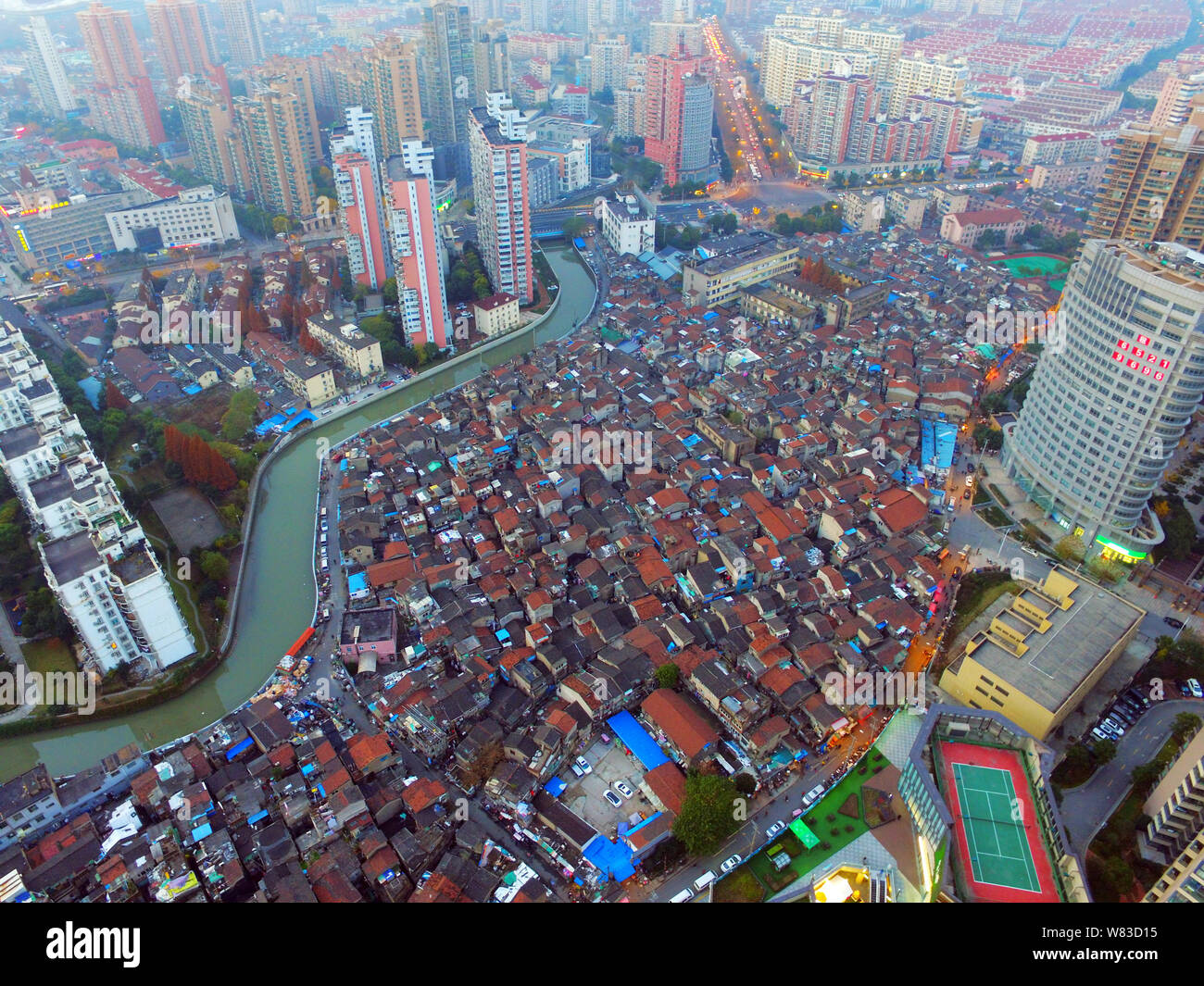 ---- Eine Luftaufnahme einer Barackensiedlung mit alten Häusern in Shanghai, China, 12. Dezember 2015. China's Gehäuse Ministerium wird sechs Millionen shanty erneuern Stockfoto