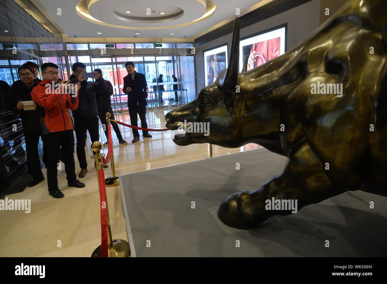 Ein Stier Skulptur wird dargestellt im Seasons Place Mall in Peking, China, 15. Dezember 2016. Das Sprichwort: "Wenn es dir beim ersten Mal nicht gelingt, versuche es erneut "h Stockfoto