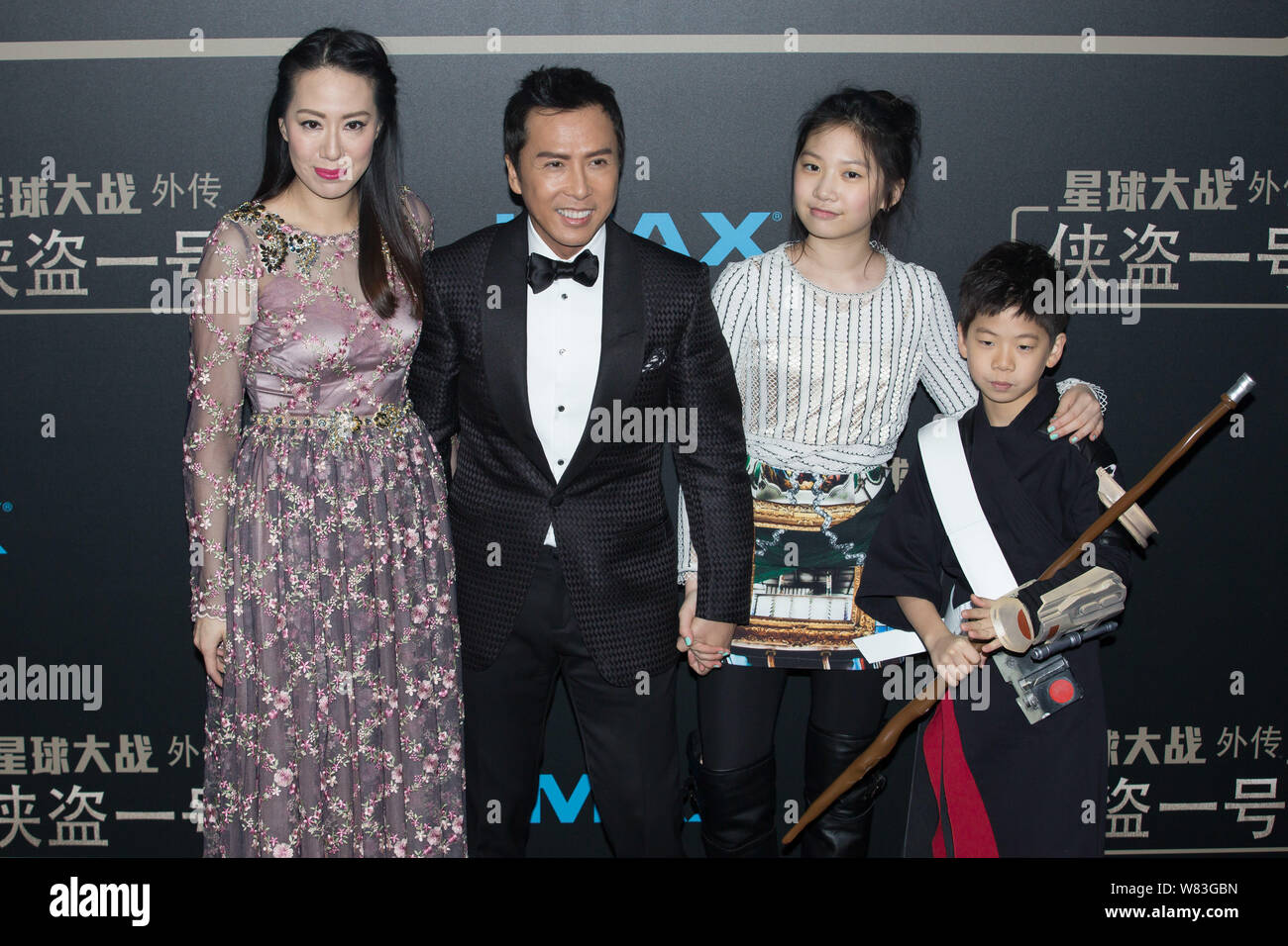 Hong Kong Darsteller Donnie Yen, zweite links, sein Modell Frau Cecilia Wang und ihre Kinder kommen zu einer Premiere für seinen Film "Schurkenstaaten: ein Star Wars Sto Stockfoto
