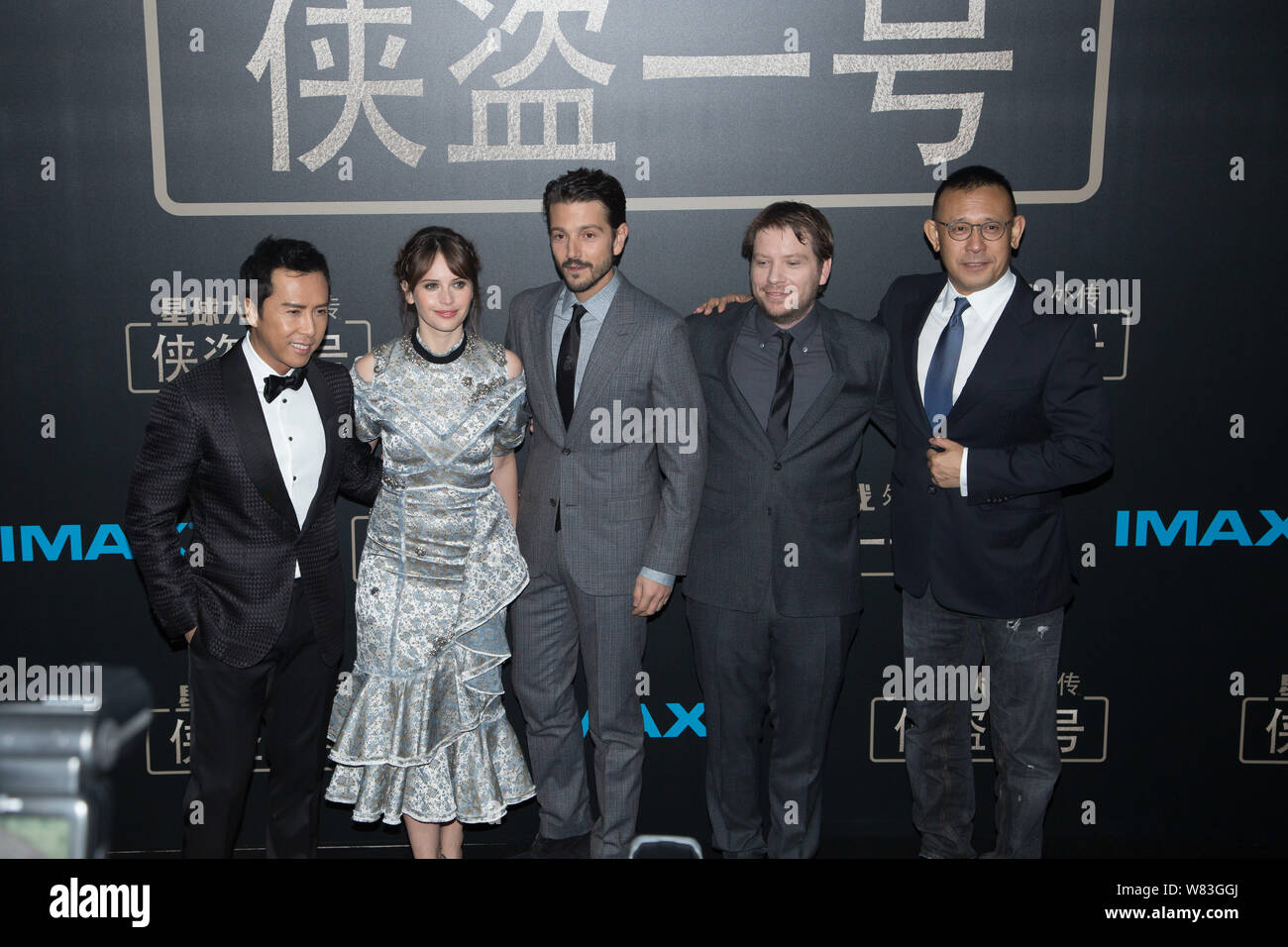 (Von links) Hong Kong Darsteller Donnie Yen, englische Schauspielerin Felicity Jones, der mexikanische Schauspieler Diego Luna, britischer Regisseur Gareth Edwards und Chinesische akt Stockfoto