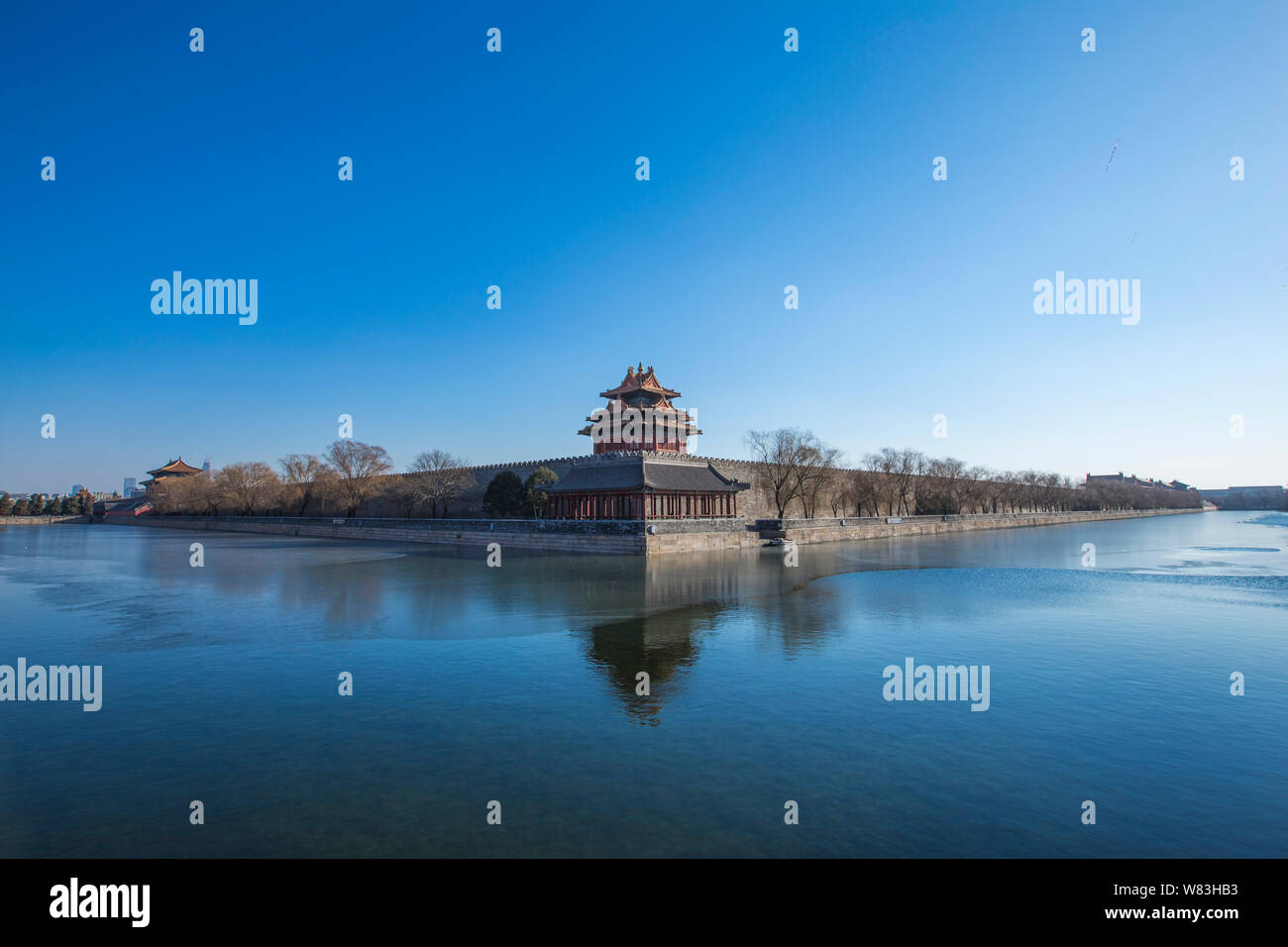 Eine Ansicht eines cornor Wachturm an der Verbotenen Stadt unter dem blauen Himmel während einer klaren Tag in Peking, China, 22. Dezember 2016. Blauer Himmel zurück t Stockfoto