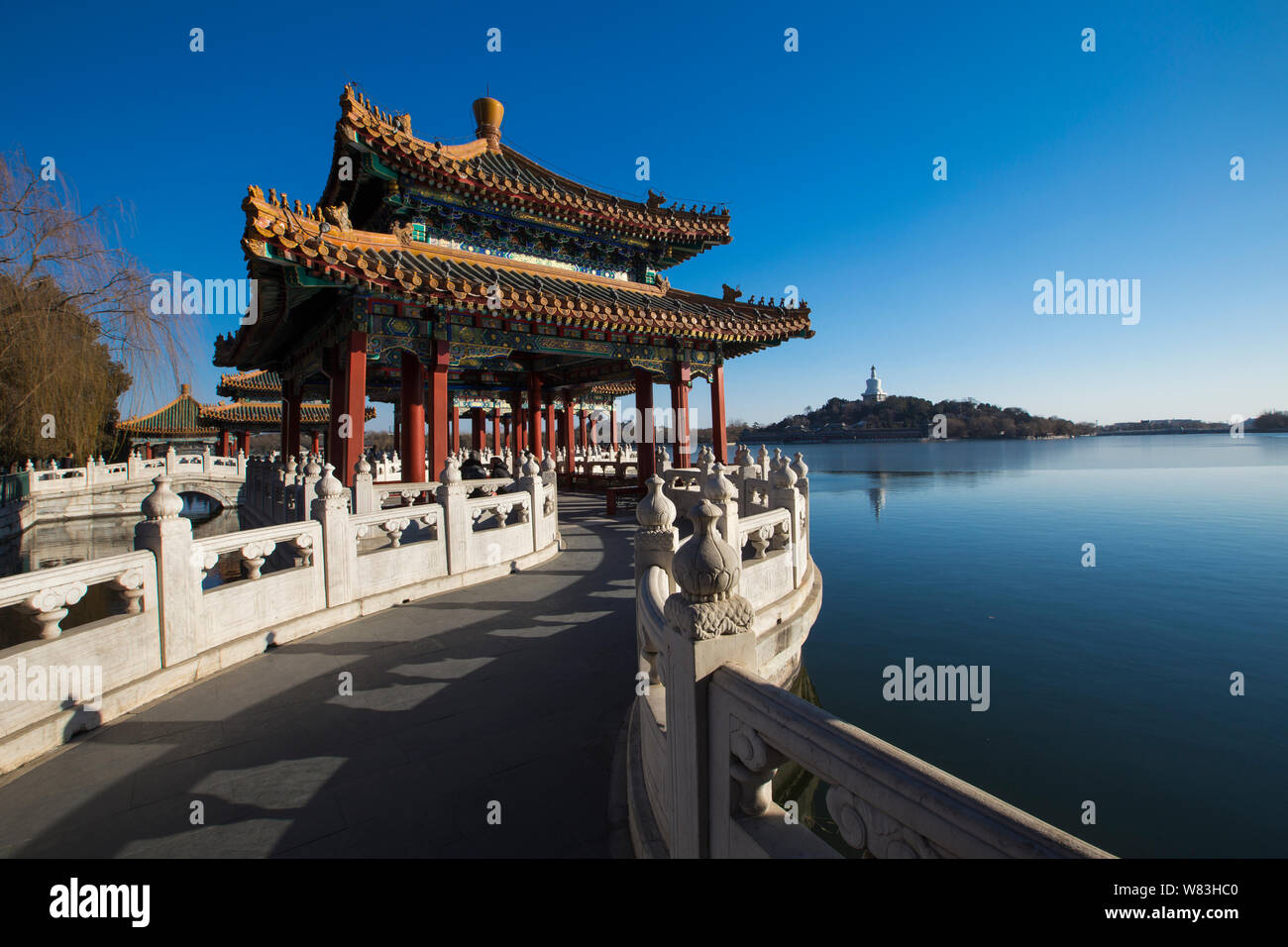 Ein Blick auf den Beihai Park unter dem blauen Himmel während einer klaren Tag in Peking, China, 22. Dezember 2016. Blauer Himmel zurück nach Beijing am Donnerstag (22. Stockfoto