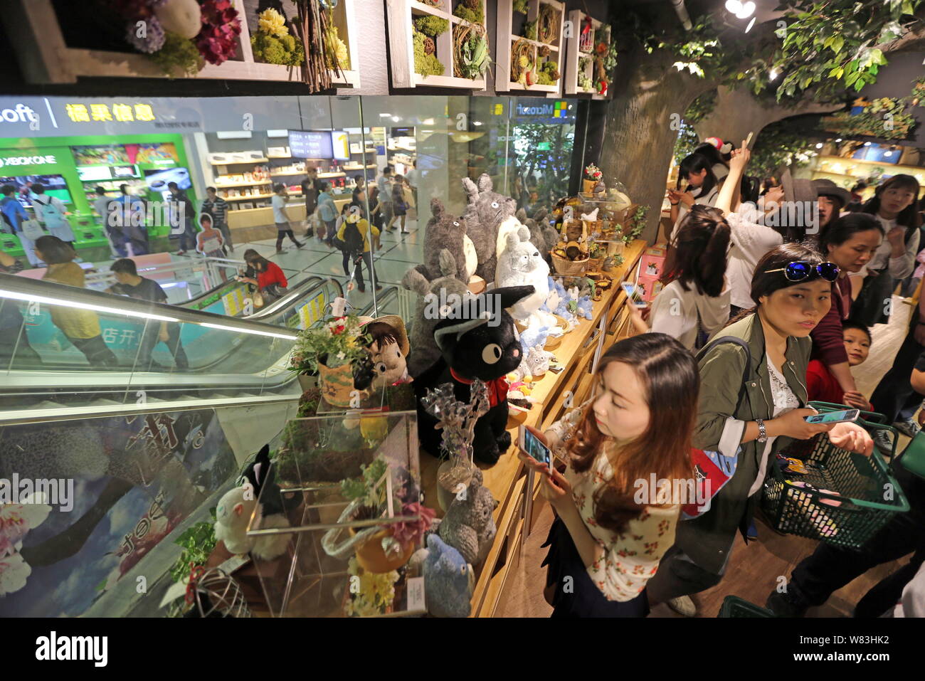 Chinesische fans Shop für Peripheriegeräte an einen konzessionierten Store der Japanischen Animation (Anime) Film Studio Studio Ghibli' in Shanghai, China, 1. Mai 20. Stockfoto