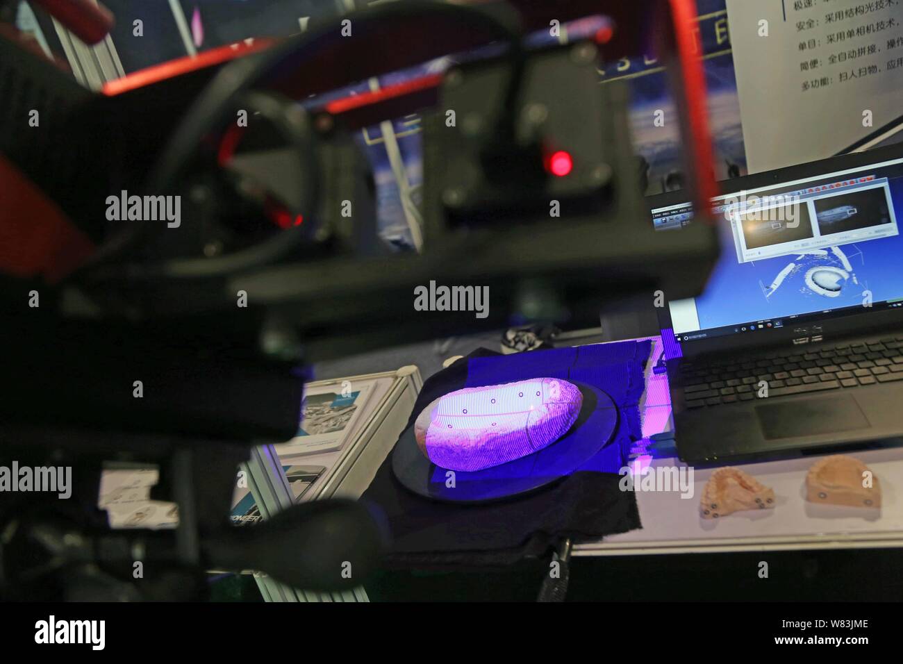 Ein in der Hand gehaltenes monokulare 3D-Scanner wird auf dem Display während der 3D-Printing Conference & Expo in Shanghai, China, 1. Dezember 2016. Stockfoto