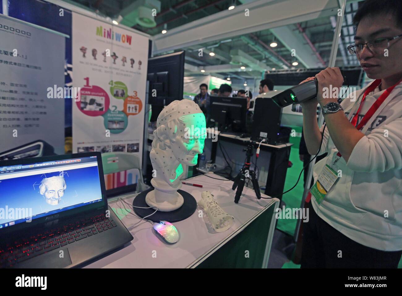 Ein Aussteller verwendet einen 3D-Laserscanner Daten während der innerhalb des 3D-Printing Conference & Expo in Shanghai, China, 1. Dezember 2016 zu sammeln. Stockfoto