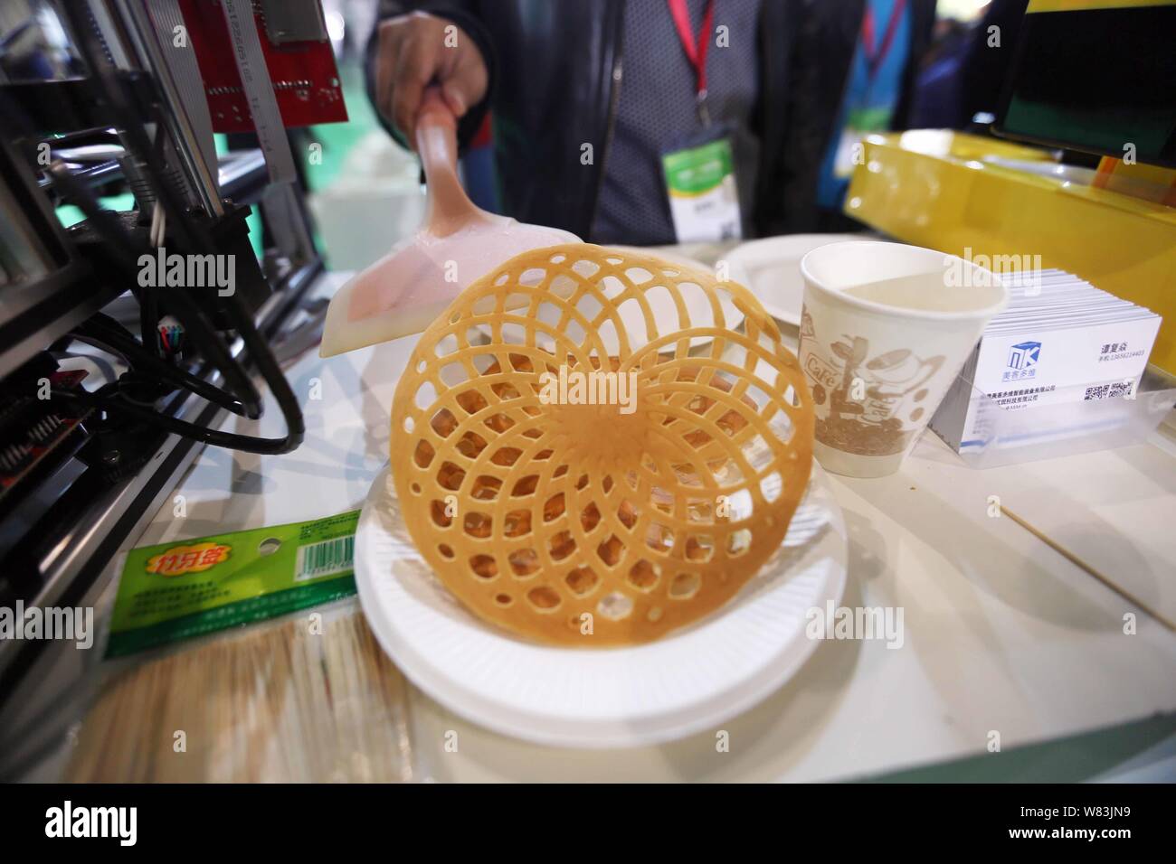 Blick auf ein Pfannkuchen mit einer 3D-Pfannkuchen-Druckmaschine während der innerhalb des 3D-Printing Conference & Expo in Shanghai, China, 1. Dezember 2016. Stockfoto