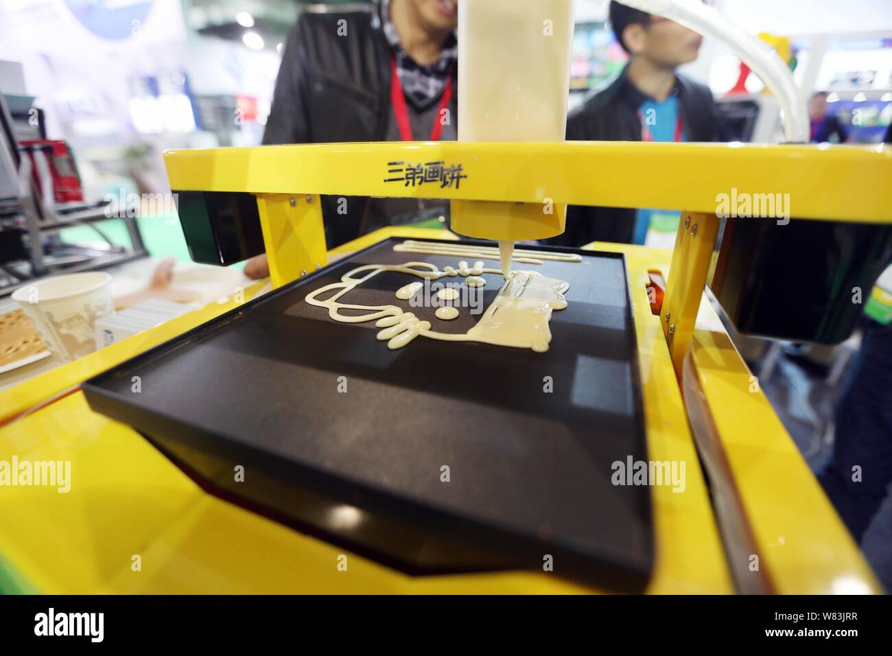 Eine 3D-Pfannkuchen - Druckmaschine macht ein Pfannkuchen während der innerhalb des 3D-Printing Conference & Expo in Shanghai, China, 1. Dezember 2016. Stockfoto