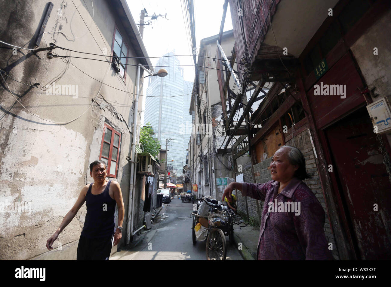------ Lokale chinesische Bewohner Spaziergang vorbei an alten Häusern entlang einer Spur zu einer Barackensiedlung für Wiederaufbau in Shanghai, China, 27. Juli 201 demontiert werden Stockfoto