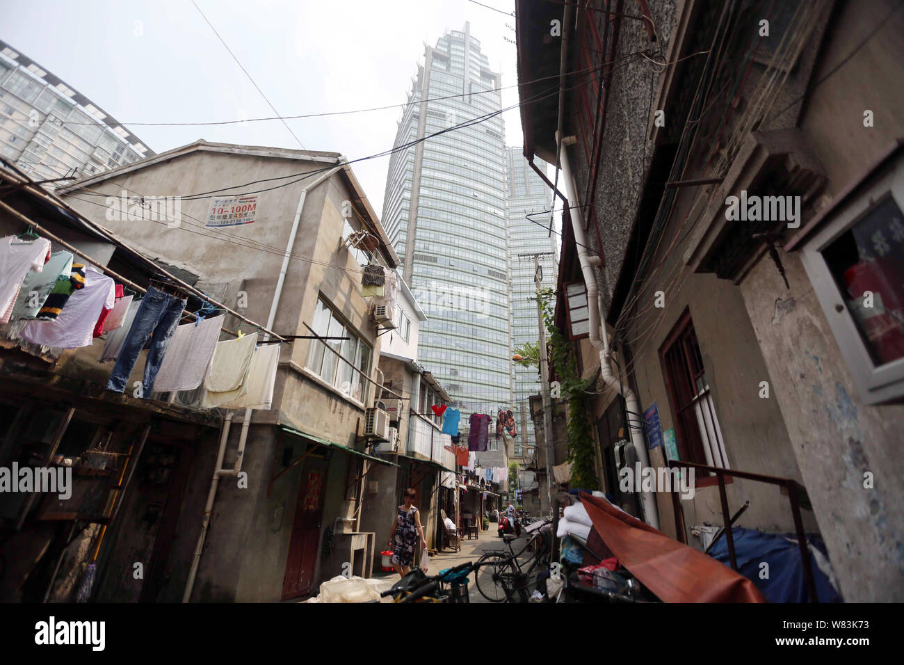 ---- Blick auf eine Barackensiedlung mit alten Häusern für den Wiederaufbau in Shanghai, China, 27. Juli 2016 demontiert werden. China's Gehäuse Ministerium wird r Stockfoto