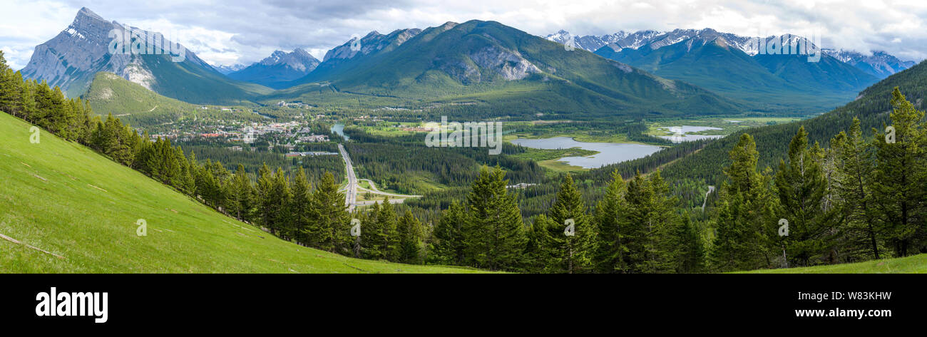 Banff - einen herrlichen Überblick über die Stadt Banff und Vermilion Seen, durch dichten Wald und hohen Bergen umgeben, im Banff National Park, AB, Kanada. Stockfoto