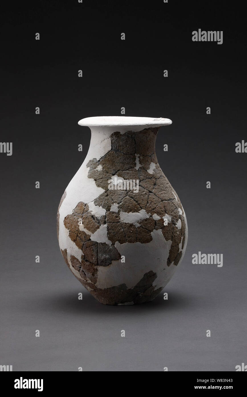 Blick auf einen Artikel des täglichen Gebrauchs, ausgegraben in menschlichen Siedlungen Ruinen aus der Pre-Qin Zeitraum, zurückgehend auf die Jungsteinzeit, in der Gegend von Manning r Stockfoto