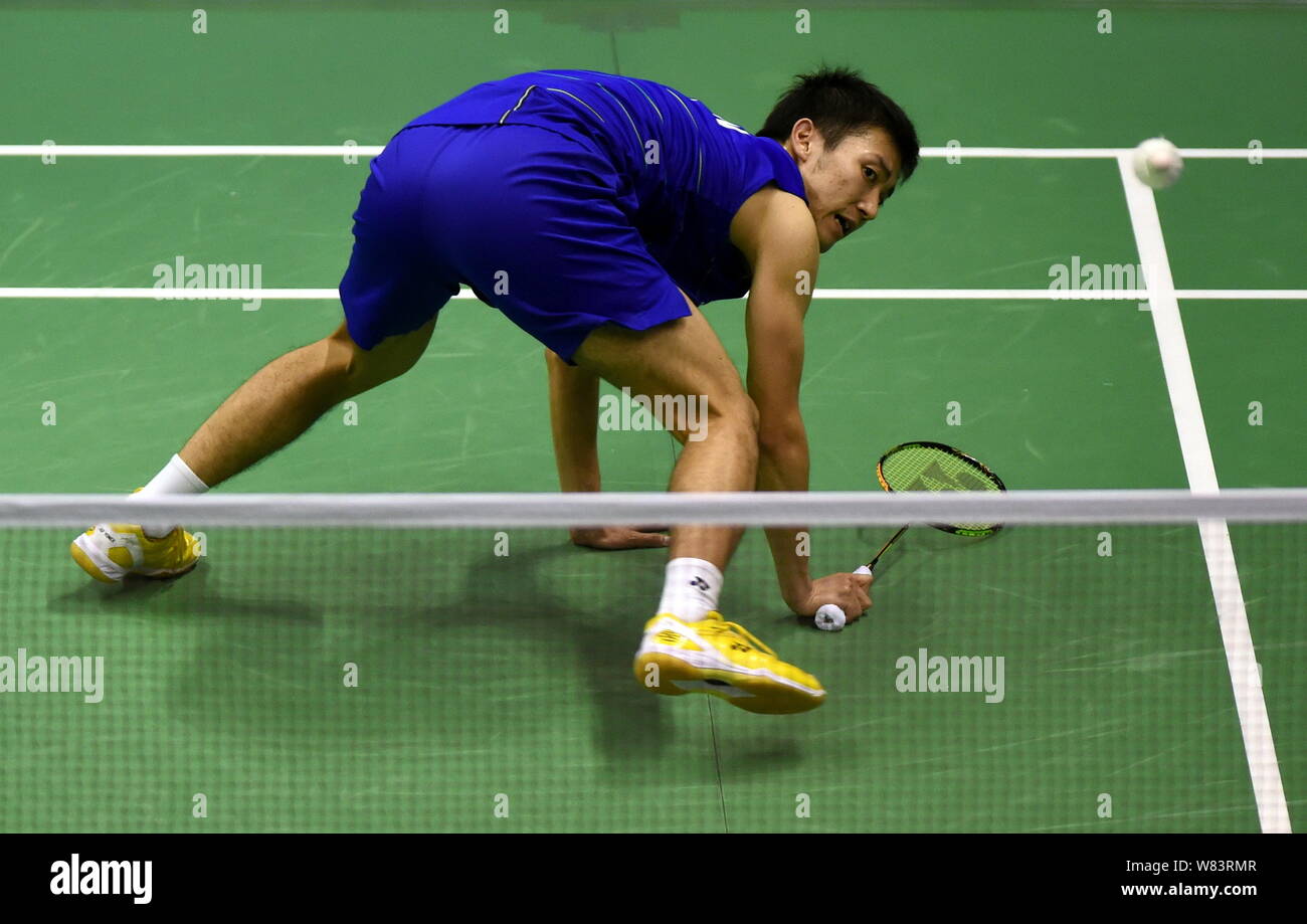 Riichi Takeshita von Japan reagiert im Qualifikationsspiel gegen Toby Viele von England während der YONEX-SUNRISE Hong Kong Open Badminton Championsh Stockfoto