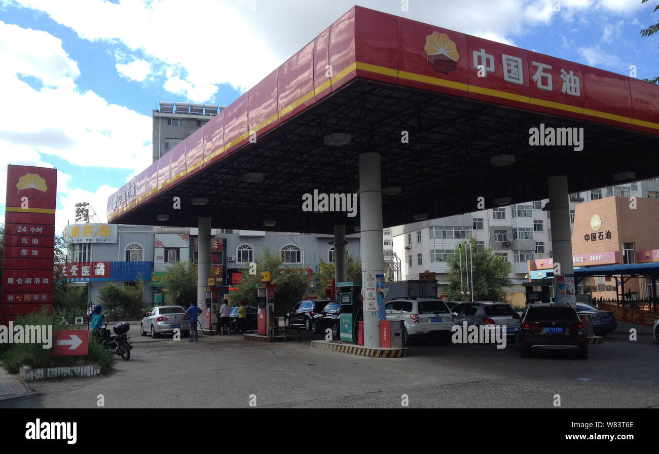 ---- Blick auf eine Tankstelle von PetroChina, eine Tochtergesellschaft der CNPC (China National Petroleum Corporation) in Qiqihar City, im Nordosten Chinas Heilongjia Stockfoto