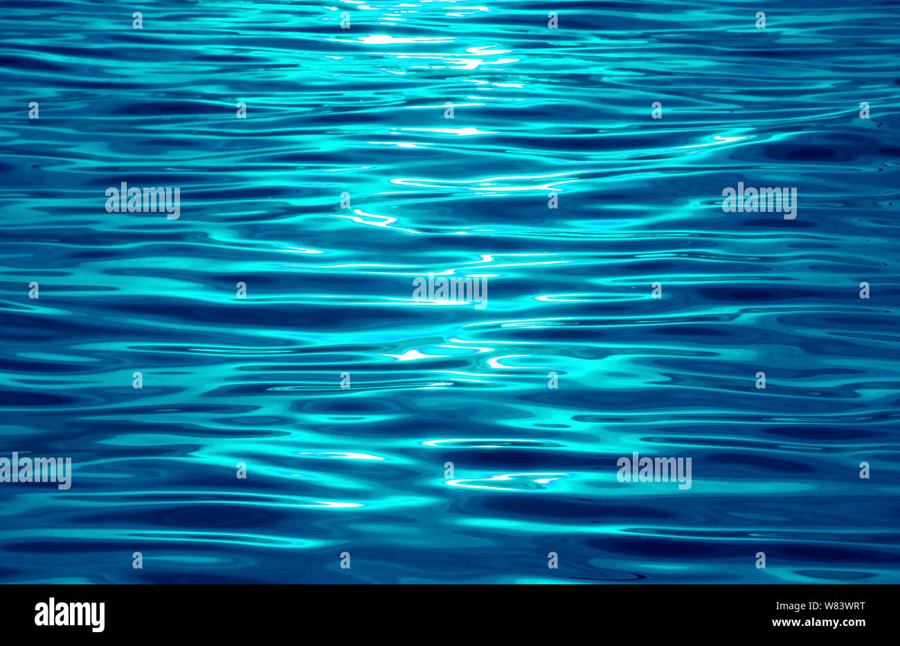 Lebendige aqua blau Meer Wellen mit Sonnenlicht Reflexionen Stockfoto