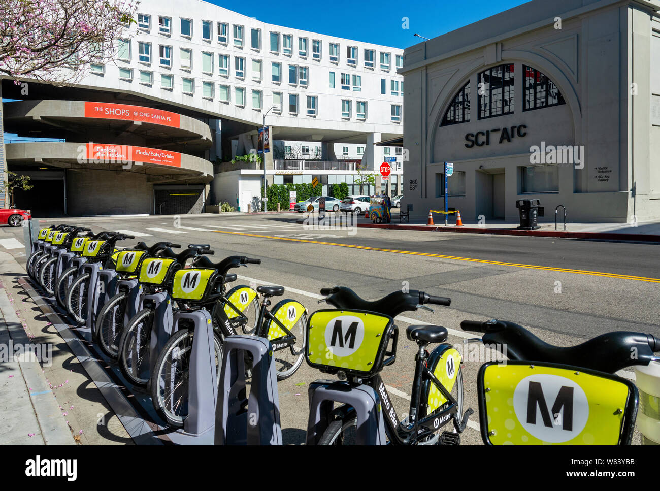 Los Angeles, CA/USA - 12. April 2019: Eine Reihe von 10 Fahrräder an der U-Bike Share station am 3. und Santa Fe im Arts District von Los Angeles. Stockfoto