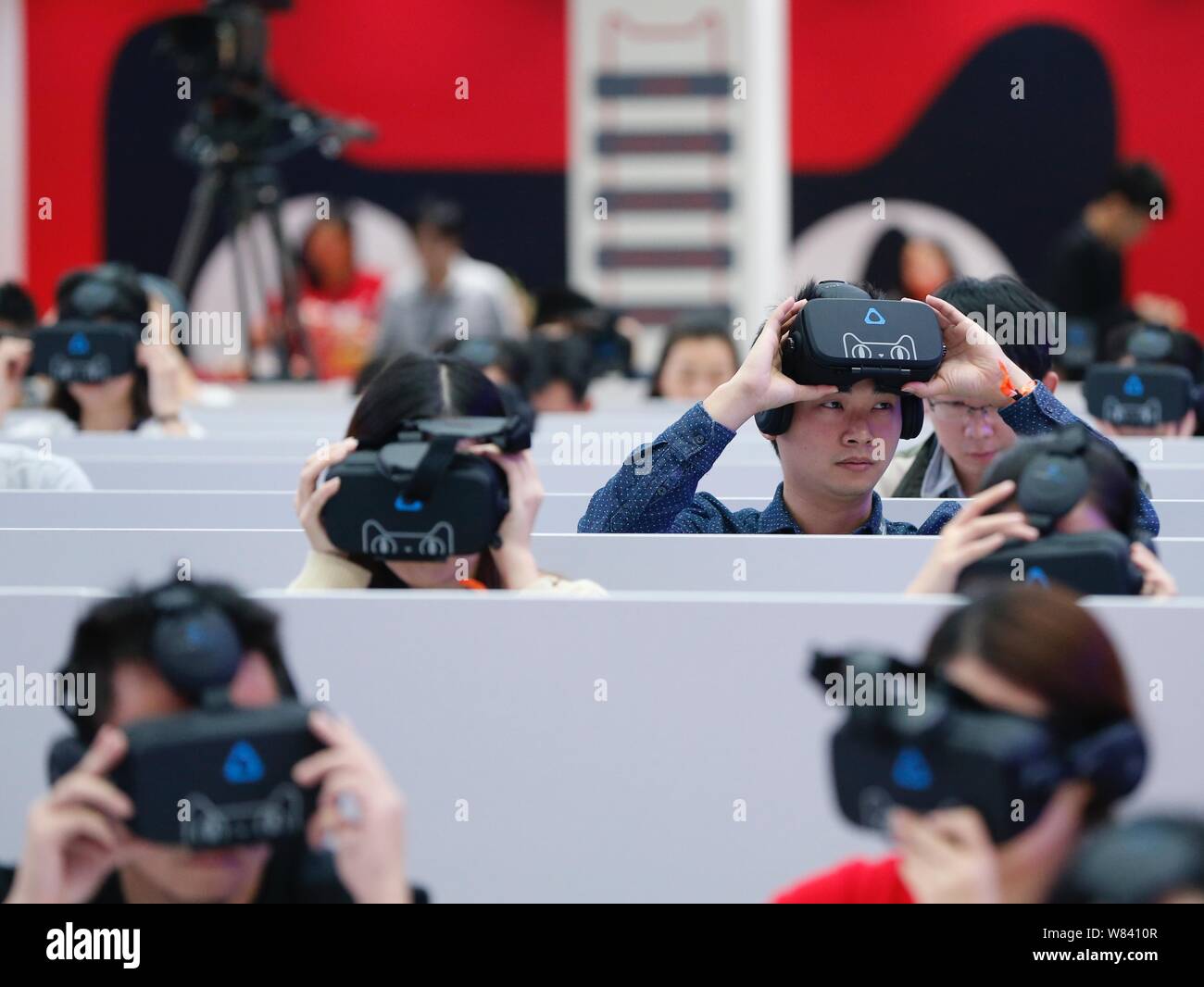Journalisten Ausprobieren+, erste virtuelle Realität der Welt (VR) shopping Store auf der Alibaba online Marktplatz Tmall, während der Tmall 11.11 Globale S Stockfoto
