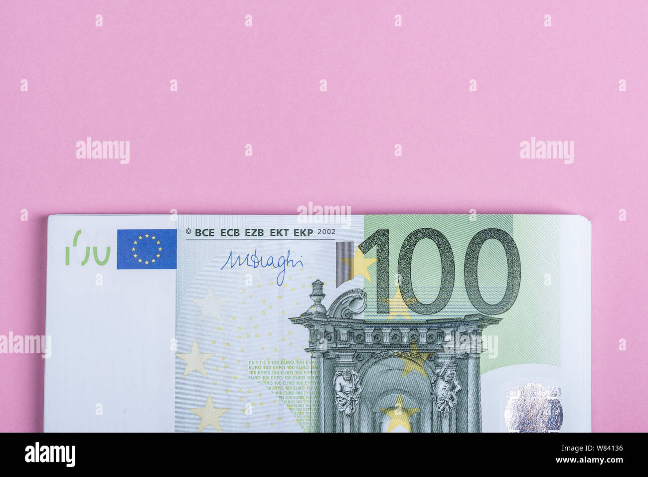 Euro cash auf einem Lila, Lila und Rosa Hintergrund. Euro Banknoten Geld. Euro Geld. Euro Rechnung. Für text Stockfoto