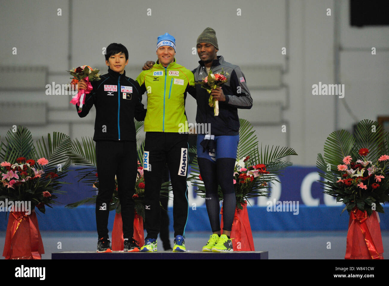 (Von links) Erster zweiter Takuro Oda von Japan, Sieger Nico Ihle von Deutschland und zweiter Zweiter Shani Davis von den Vereinigten Staaten auf dem Podium darstellen Stockfoto