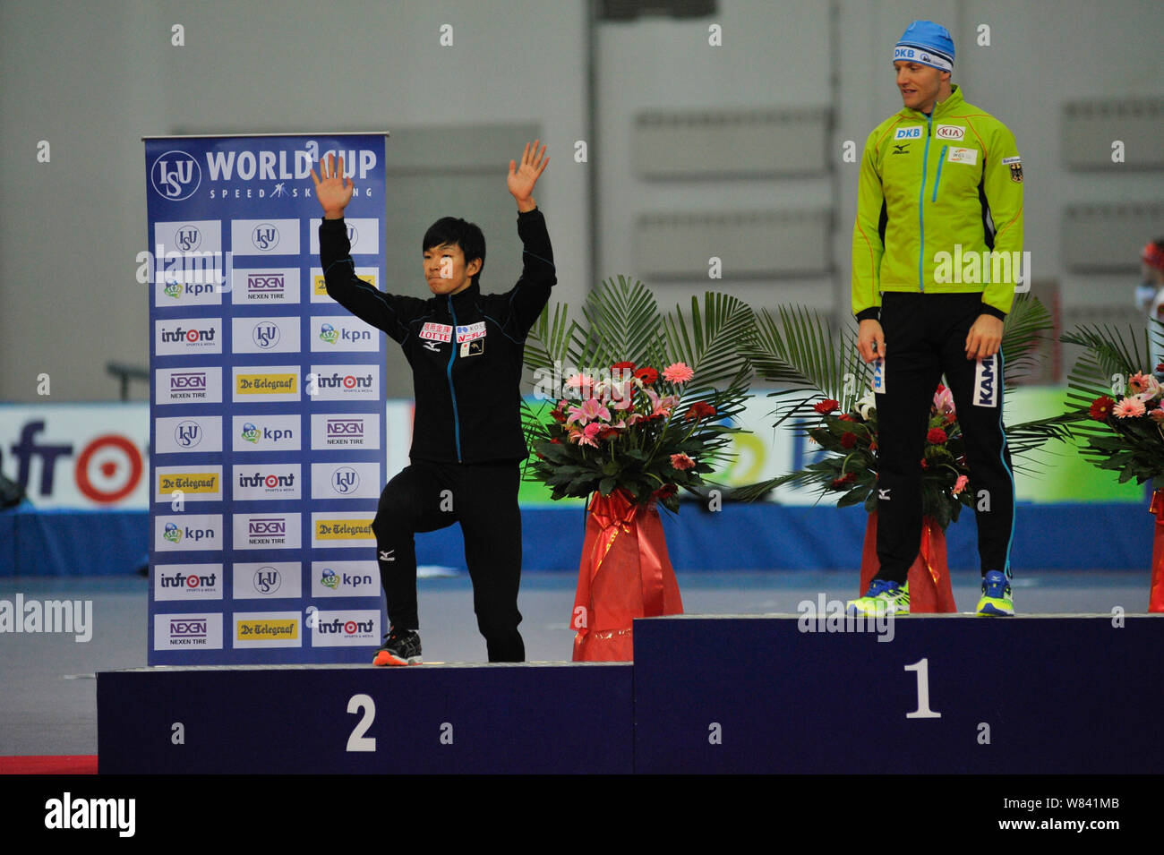 Erster zweiter Takuro Oda aus Japan feiert auf dem Podium neben Sieger Nico Ihle von Deutschland nach der 1000 m Männer Abteilung B während der ISU World C Stockfoto