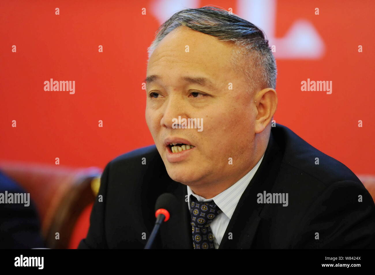 ---- Cai Qi, der damalige Bürgermeister von Hangzhou City, nimmt an einer Podiumsdiskussion während der zweiten Sitzung der 11 Nationalen Volkskongress (NVK) in Beij Stockfoto