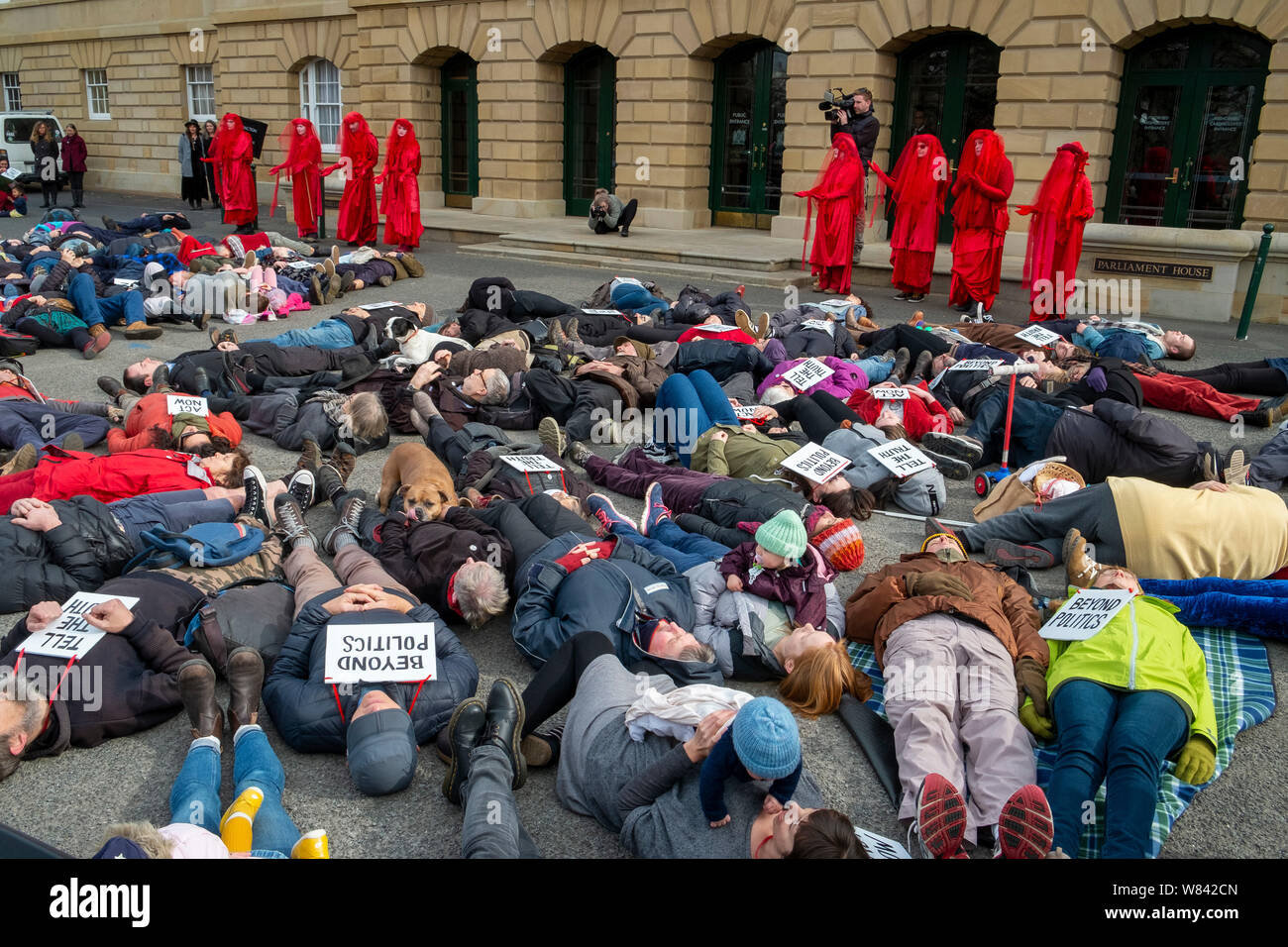 Demonstranten am Aussterben Rebellion Protest gegen Klimawandel Untätigkeit, ein 'die-in" außerhalb der Tasmanische Parlament in Hobart, heute (Donnerstag, 8. August 2019) Stockfoto