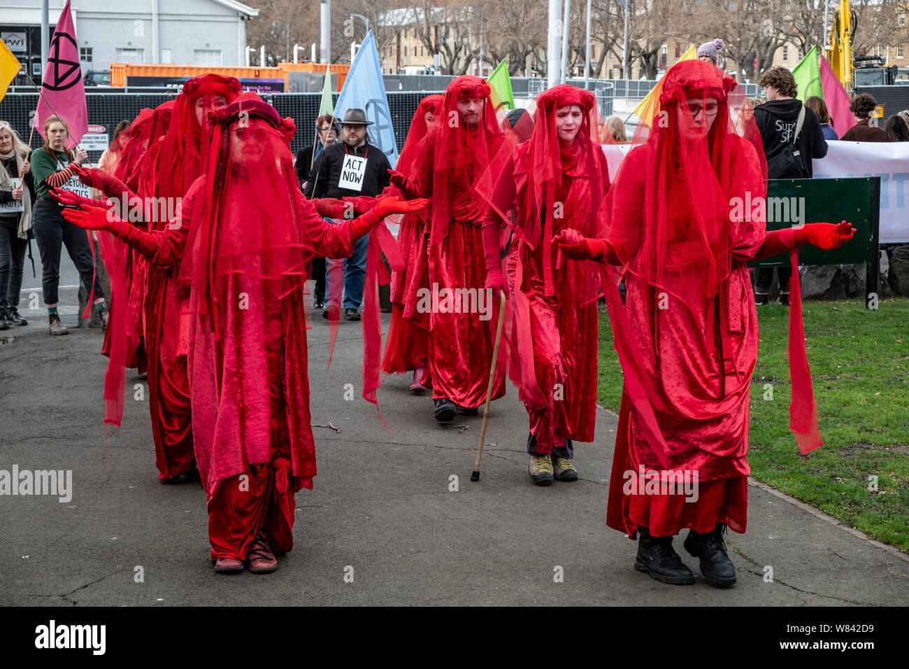 Die Mitglieder der Gruppe als die Rote Brigade an das Aussterben Rebellion Protest gegen Klimawandel Untätigkeit bekannt, außerhalb der Tasmanische Parlament in Hobart, heute (Donnerstag, 8. August 2019) Stockfoto