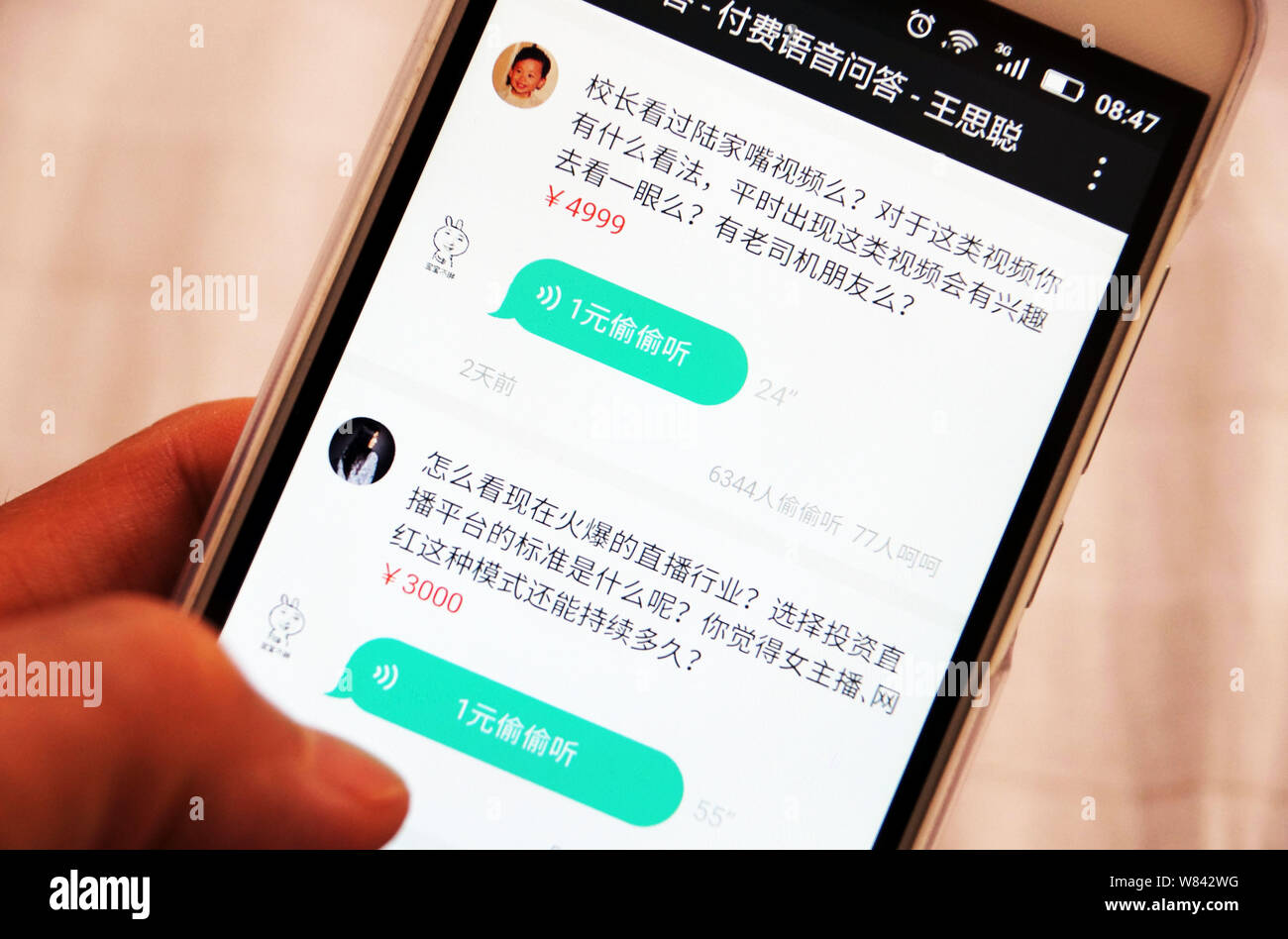 ---- Eine chinesische Mobiltelefon Benutzer verwendet die App für das Teilen von Wissen Plattform Fenda auf seinem Smartphone in Tianjin, China, 1. Juni 2016. Eine von China" Stockfoto