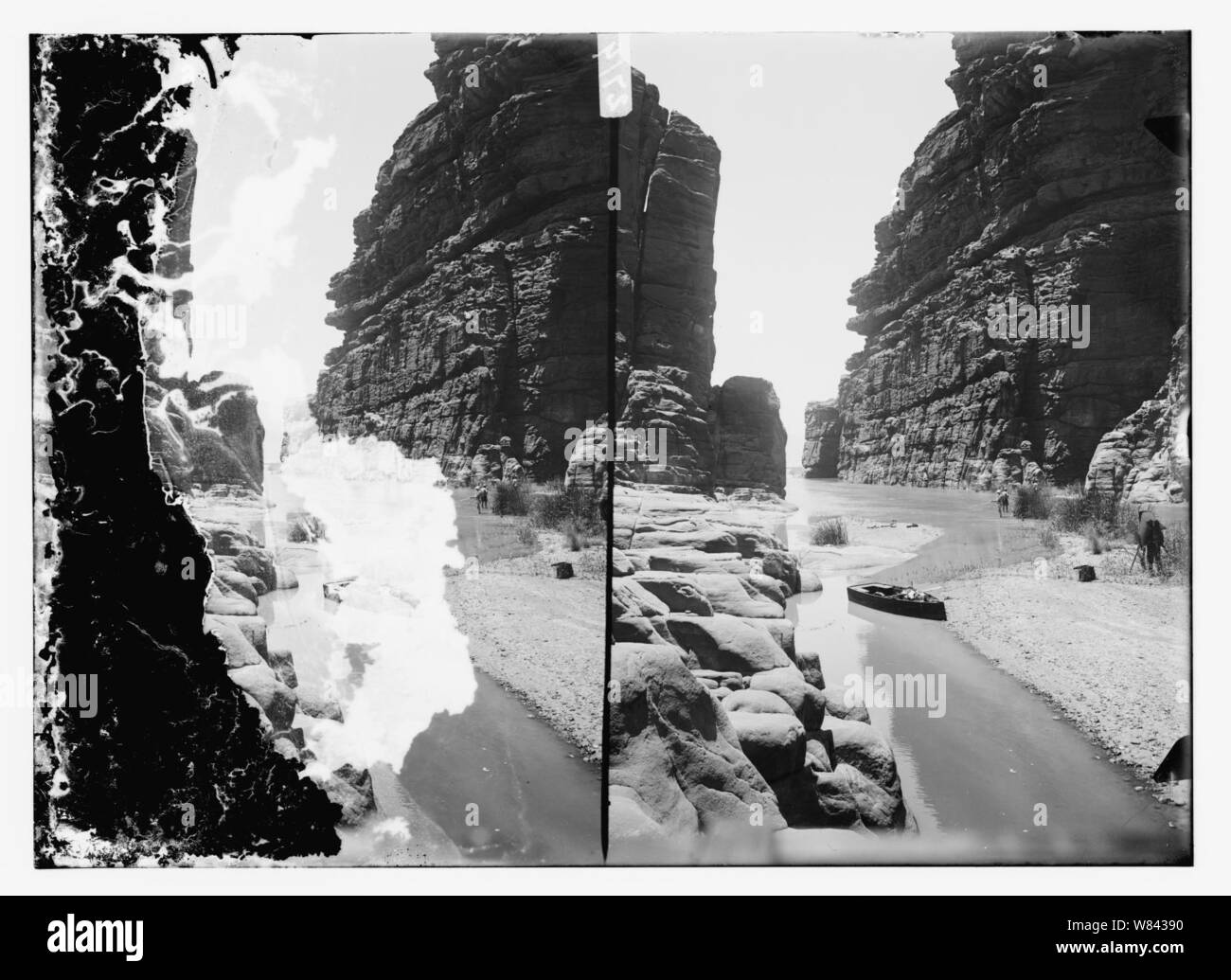 Totes Meer, Arnon River nach Westen in Richtung zu seinem Mund, mit Fotograf auf Sand Bar und ein anderer Mann angeln Stockfoto