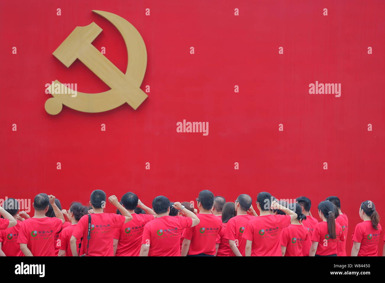------ Chinesische Mitglieder der Kommunistischen Partei Chinas (CPC) schwören im 95. Jahrestag des CPC an der Nanhu revolutionäre Memoria zu feiern. Stockfoto