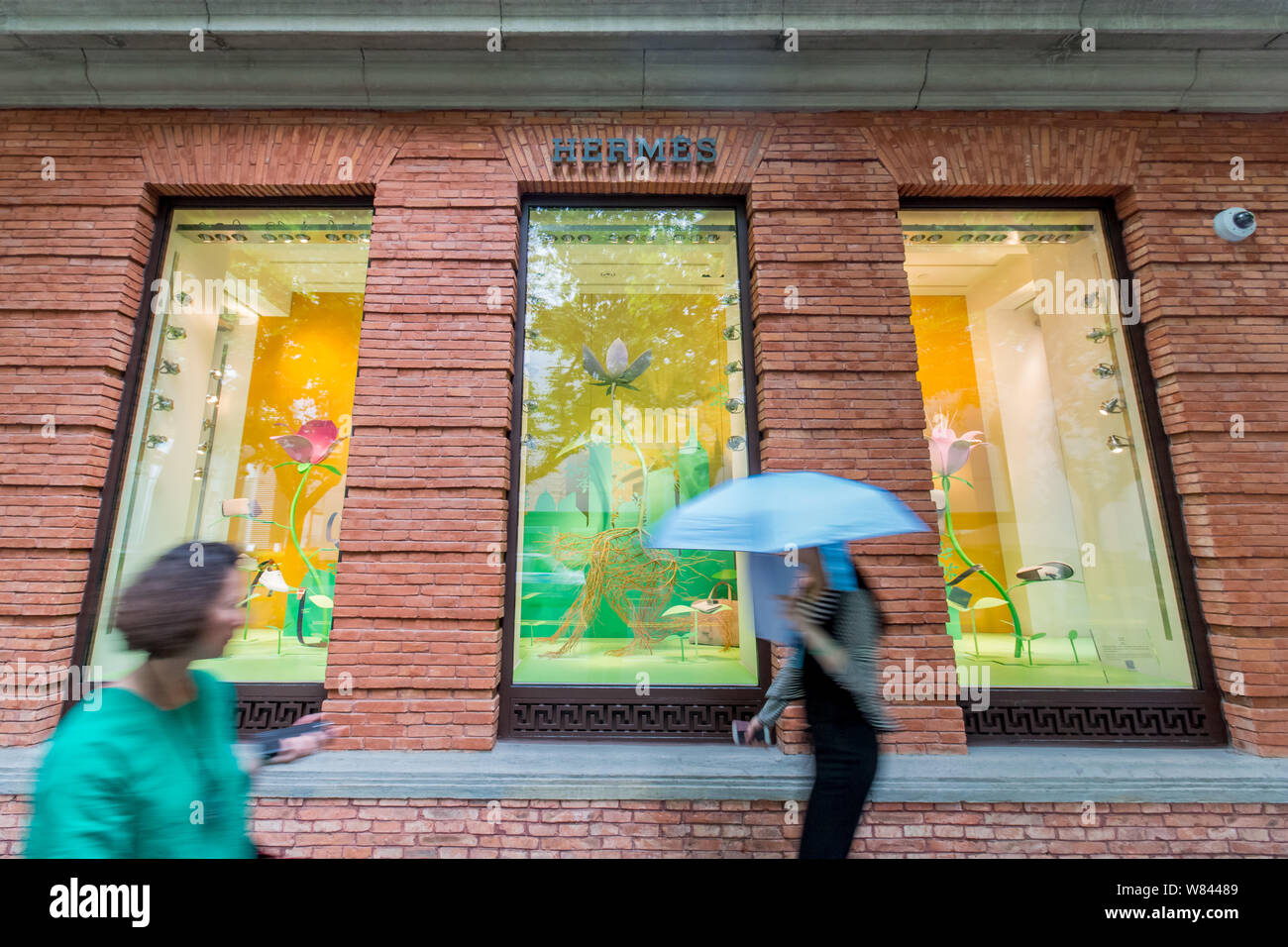 ---- Fußgänger vorbei an der Maison Hermes in Shanghai, China, 24. Mai 2016. Hermes bestätigt stärker als erwartet, wird die globale Nachfrage nach Luxus gehen Stockfoto