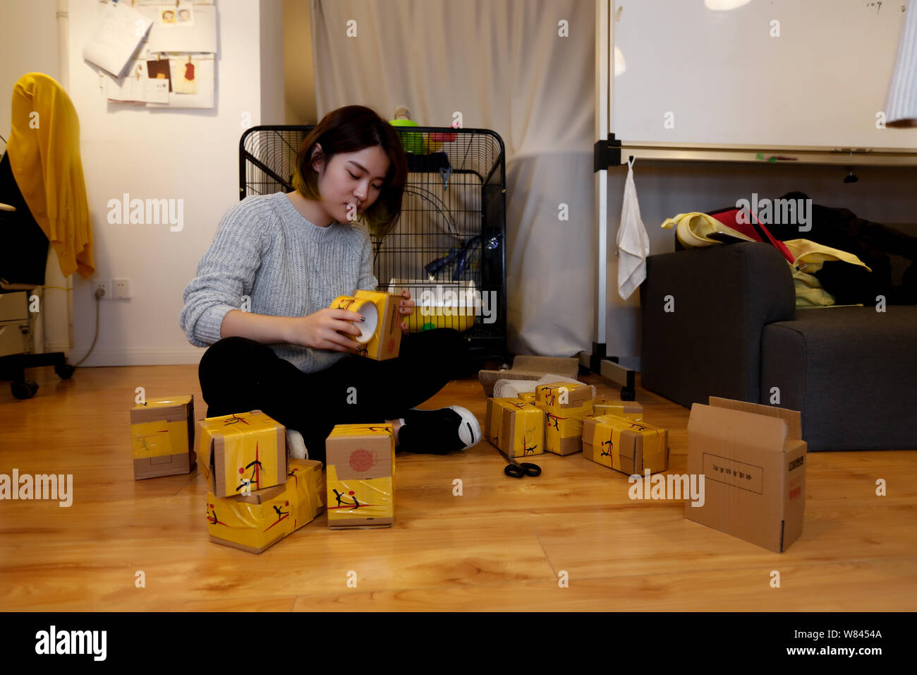 Chinesische e-commerce Schmuck Käufer Miffy packt Pakete für den Kunden in Shanghai, China, 9. November 2016. Miffy, ein Schmuck professional in Sh basiert Stockfoto