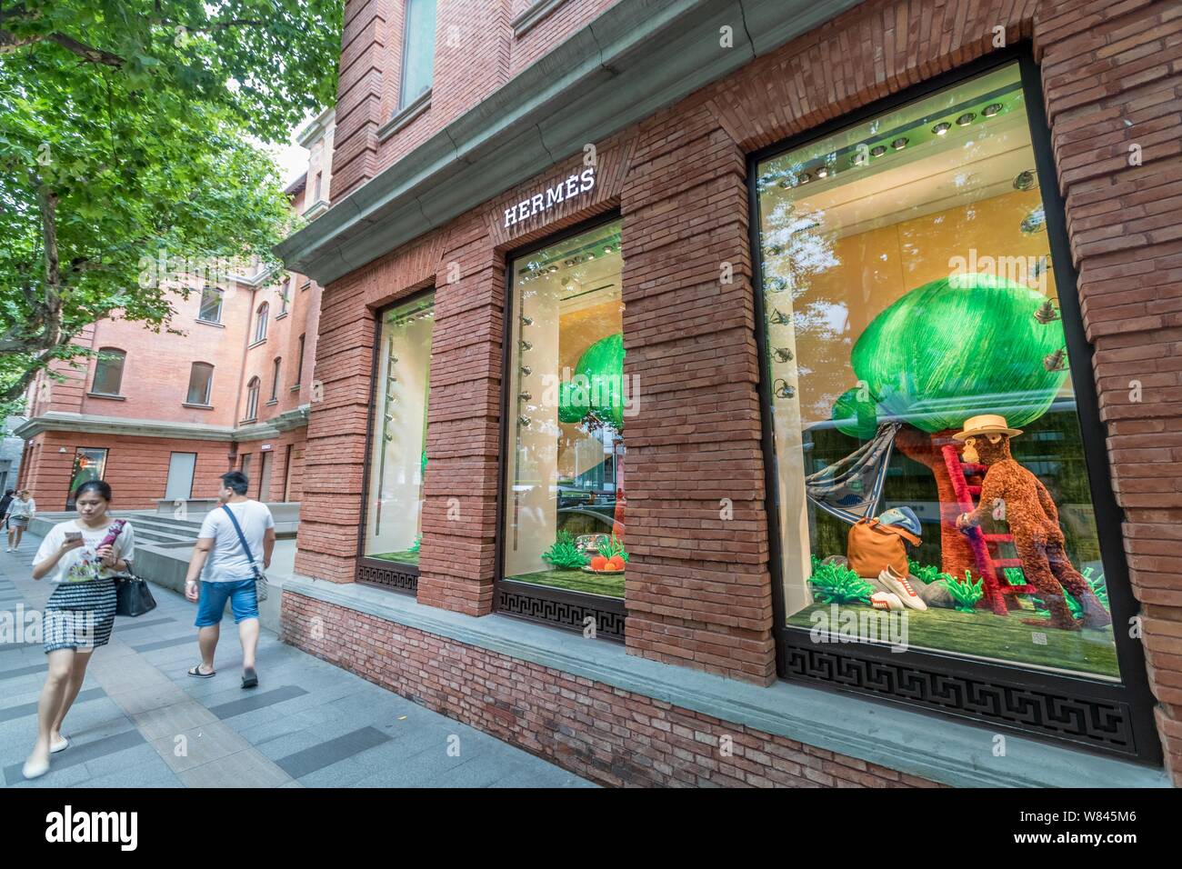 ---- Fußgänger vorbei an der Maison Hermes in Shanghai, China, 24. Mai 2016. Hermes bestätigt stärker als erwartet, wird die globale Nachfrage nach Luxus gehen Stockfoto